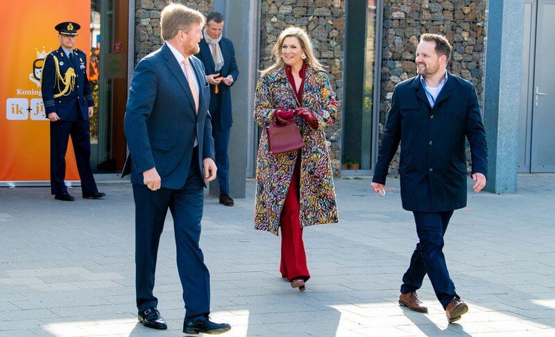 Queen Maxima wore a floral brocade long coat from Oscar de la Renta, and red LaPerm blazer, Lykoi trousers and Korat red blouse from Claes Iversen