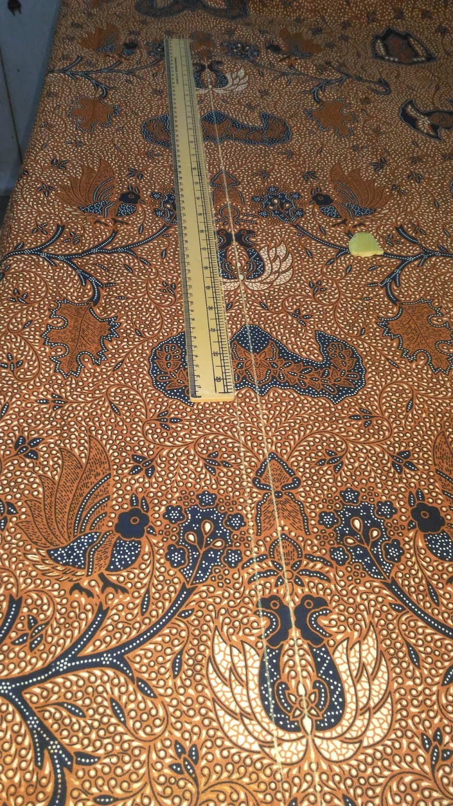 Memadukan motif kain batik  jarik membuat pola  baju 