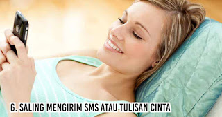 Saling mengirim SMS atau tulisan cinta