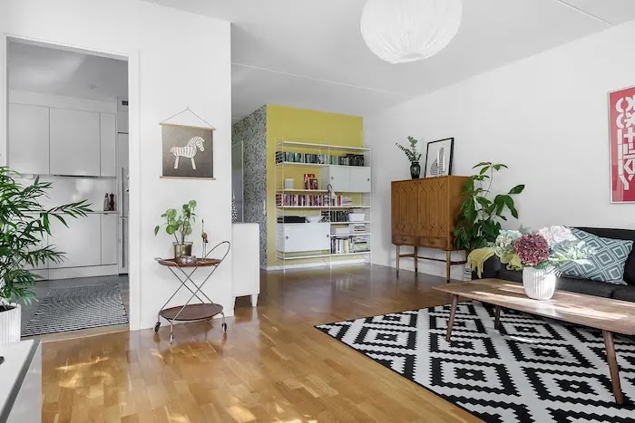 Salón moderno abierto en la cocina