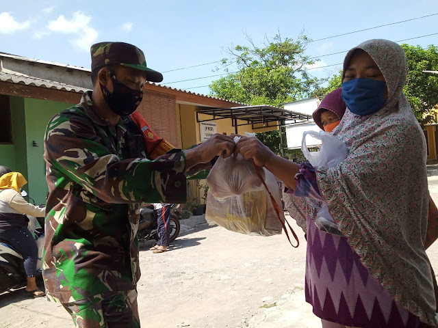 Babinsa Girimargo Kawal Penyaluran Bantuan Non Tunai Dari Provinsi Babinsa Girimargo Kawal Penyaluran Bantuan Non Tunai Dari Provinsi