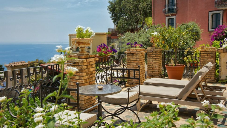Italian Terrace design - the dolce vita invades outside - Diy Fun World
