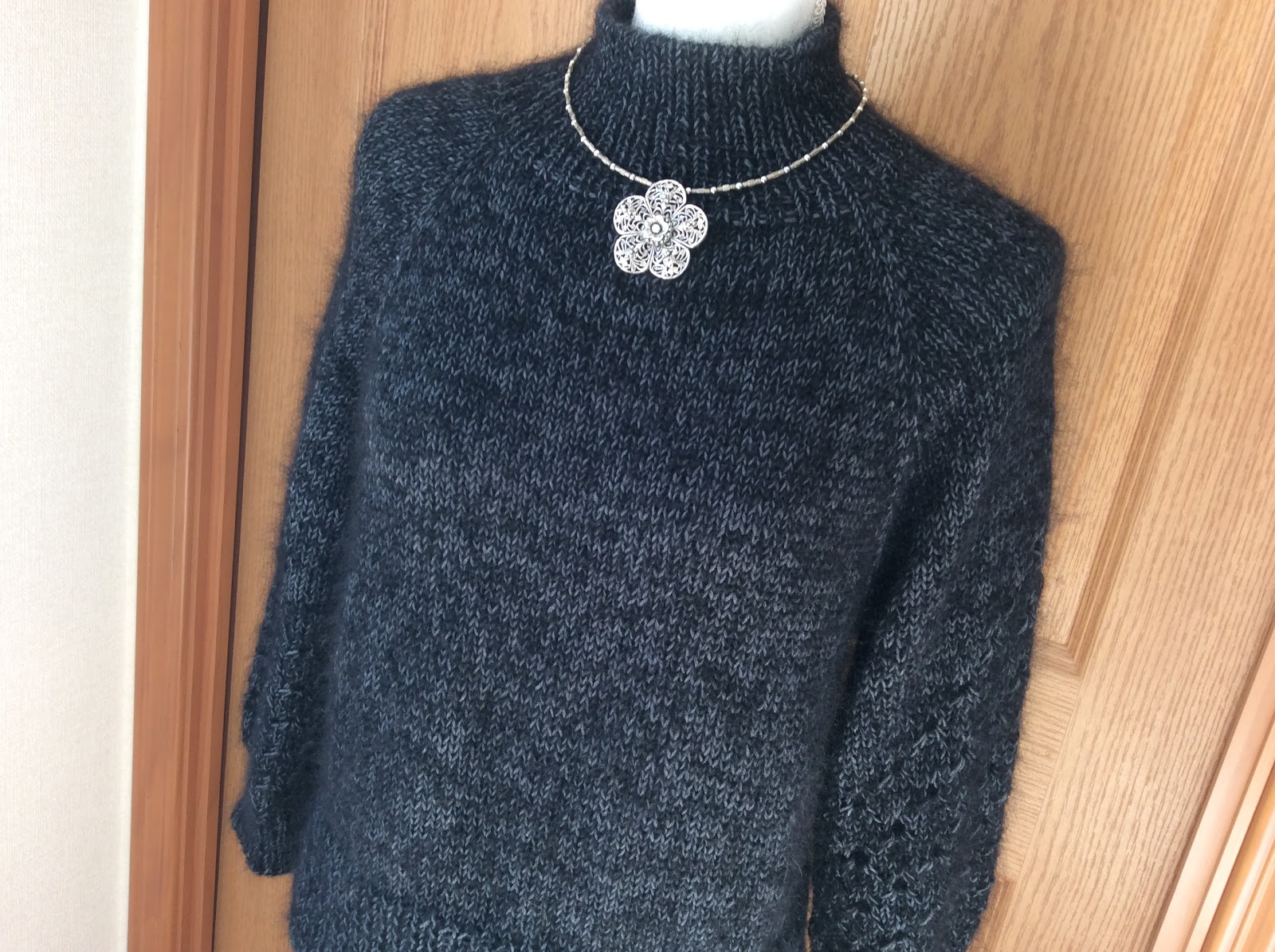 愛編むおばあちゃん: ネックから編むセーター 完成