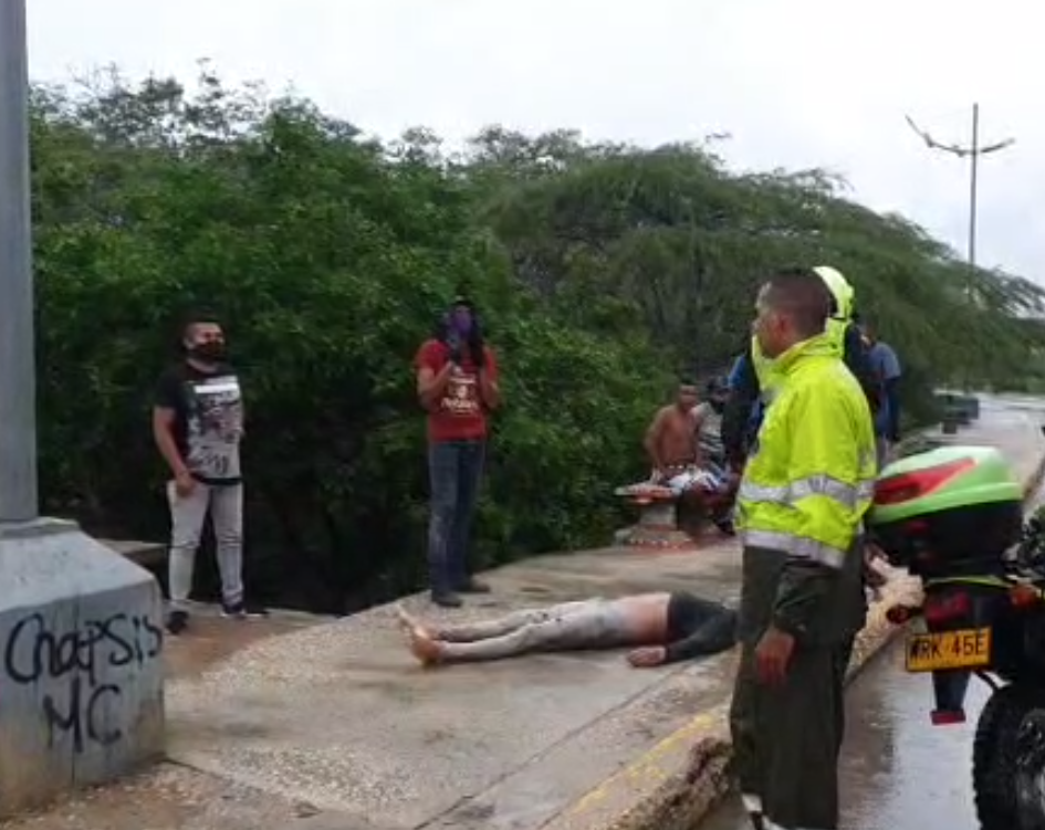 Un muerto y otra persona herida, al ser alcanzados por rayo en playas de Puerto Colombia