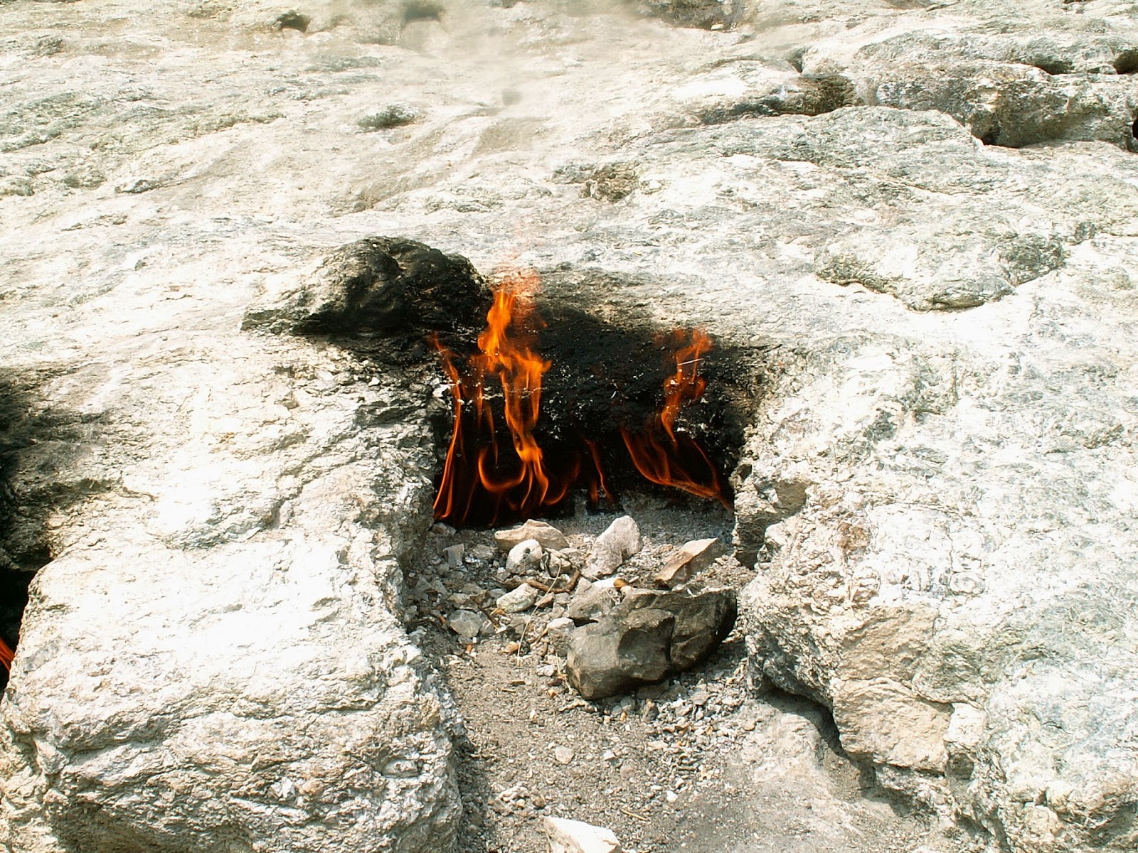 янардаг горящая гора. горящие скалы. горящая гора в чирали. янардаг. янардаг азербайджан.