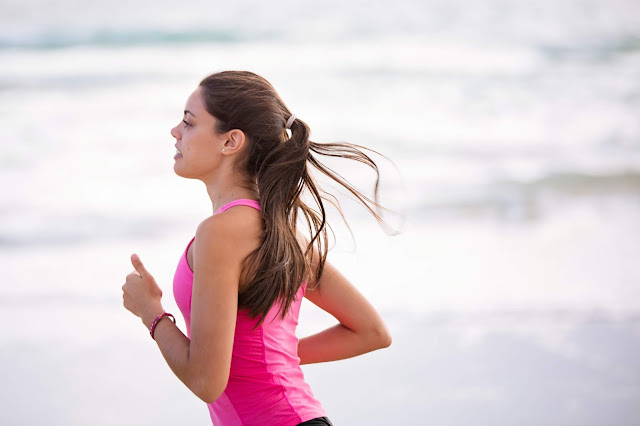 Woman Wearing One Of The 7 Best Hair Ties For Sports