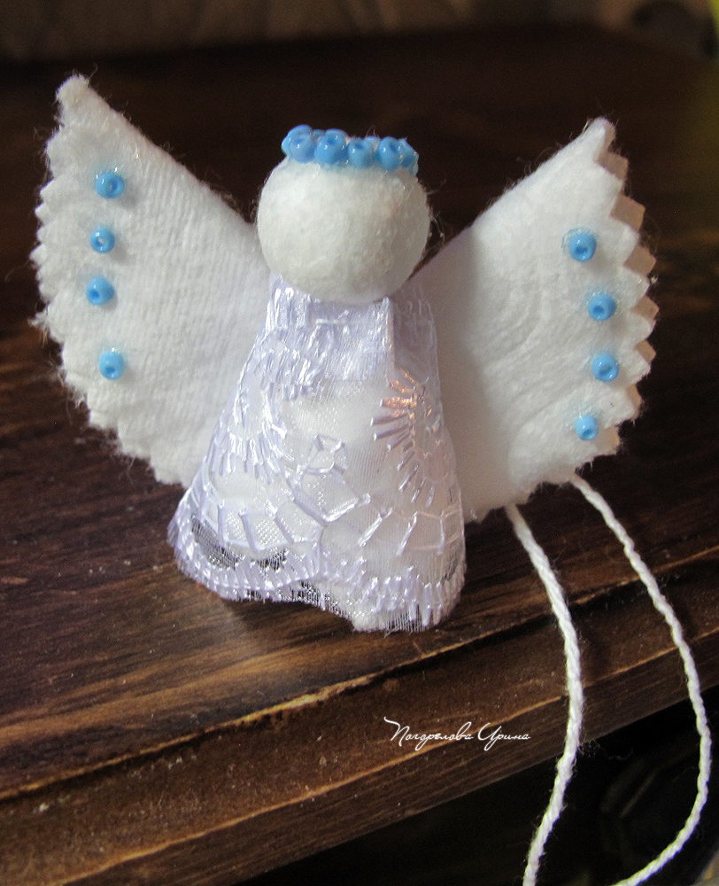 Ангелочек из ватного диска. Ангелок из ватных дисков. Поделка ангелок из ватных дисков. Ангелочки из картона и ваты. Ангелочки с ватных дисков.