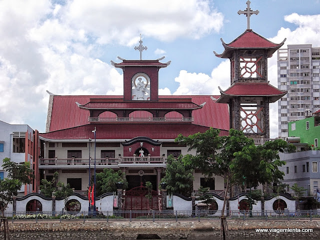 Igreja com elementos arquitetônicos asiáticos em Ho Chi Minh 