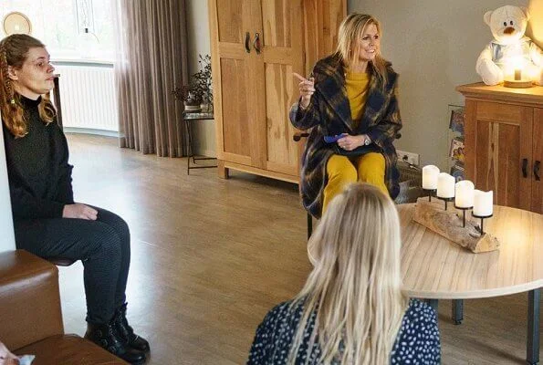 Queen Maxima wore a tartan mohair coat by Natan, and yellow stretch wool crepe top and trousers by same brand. Celedonio gold dragonfly brooch