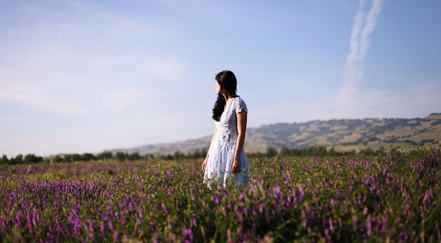 خلفيات جديده  عالية الجودة HD رومانسيه وطبيعيه وحزينه ومتحركه 2023 Flowers-field-alone-girl-waiting-for-you-hd-wallpaper