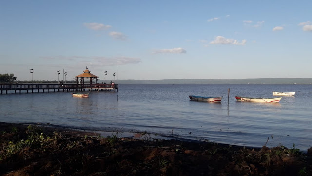 Foto del lago con botes -TU ESENCIA VIAJERA