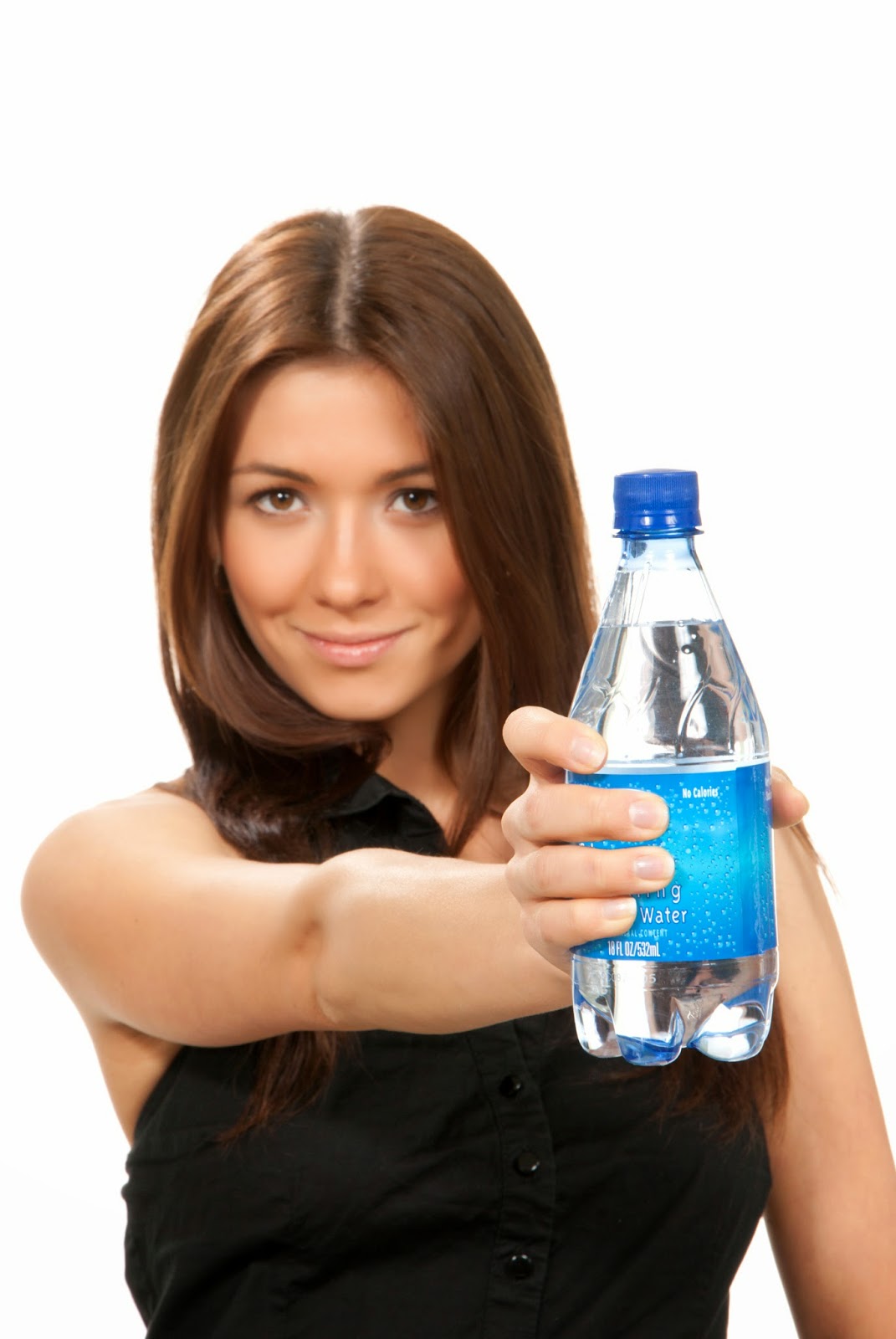 Бутылка воды в руке. Бутылка воды в руке девушки. Девушка с бутылкой воды. Девушка с питьевой водой. Девушка держит бутылку.