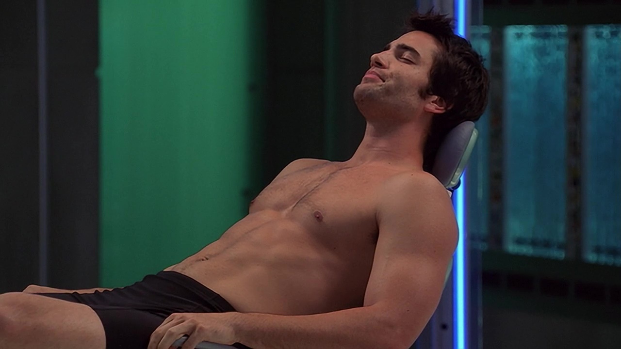 Victor Webster shirtless in Mutant X 1-03 "Russian Roulette" .