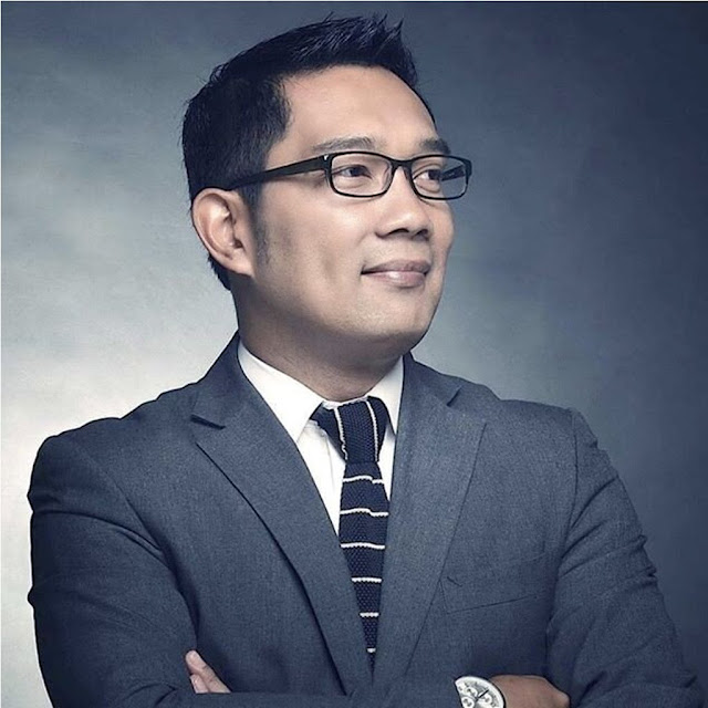 Salut! Ridwan Kamil Telah Berhentikan 9 Kepala Sekolah Negeri yang Lakukan Pungli Salut! Ridwan Kamil Telah Berhentikan 9 Kepala Sekolah Negeri yang Lakukan Pungli