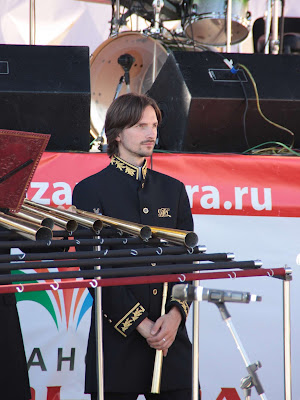 Музыкант Российского рогового оркестра в концертном костюме