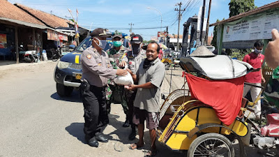 Operasi Aman Nusa II, Polsek dan Koramil 09/Pituruh Bagikan 26 Paket Sembako di Seputan Pasar