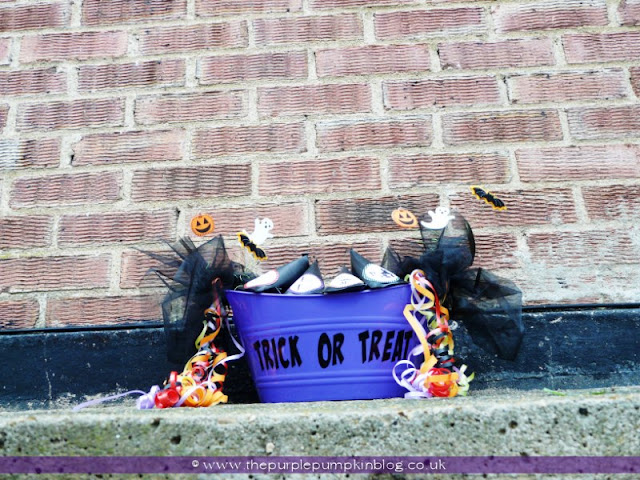 Trick or Treat Decorated Tub {Crafty October} at The Purple Pumpkin Blog