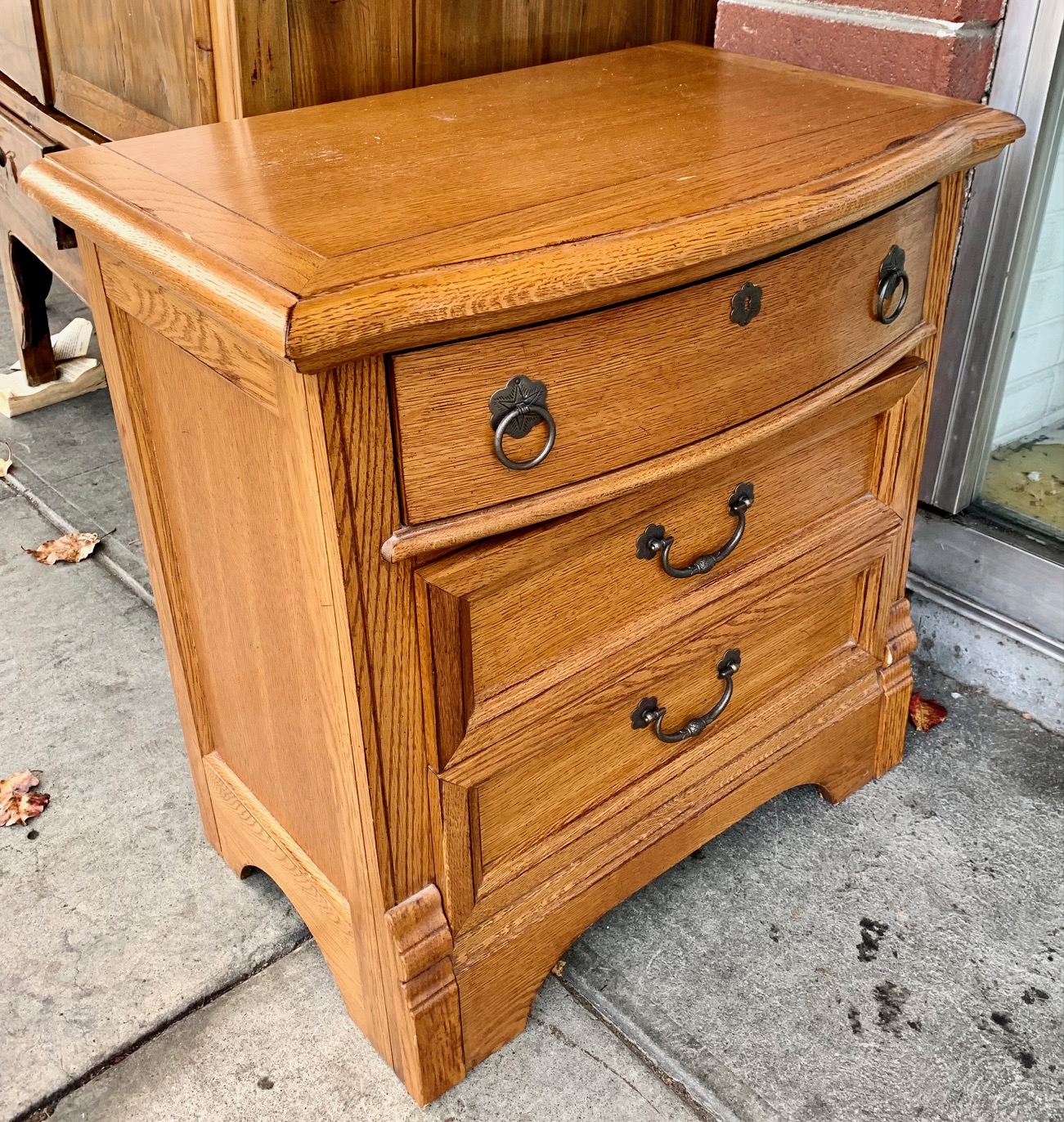 UHURU FURNITURE & COLLECTIBLES SOLD **BARGAIN BUY** 102618 Modern Victorian Style Oak