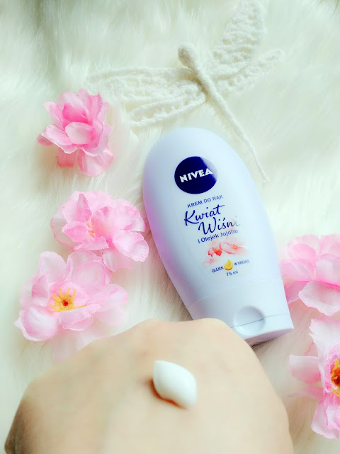 pielęgnacja, krem do rąk, Nivea, recenzja, Nivea Krem do rak Kwiat Wiśni i Olejek Jojoba, blog kosmetyczny