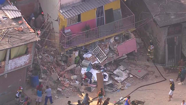 Casa de três andares desaba na Zona Oeste do Rio de Janeiro