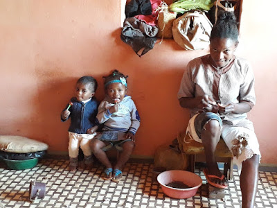 fabrica-de-seda-en-ambositra-capital-de-la-artesania-en-madagascar-con-enlacima