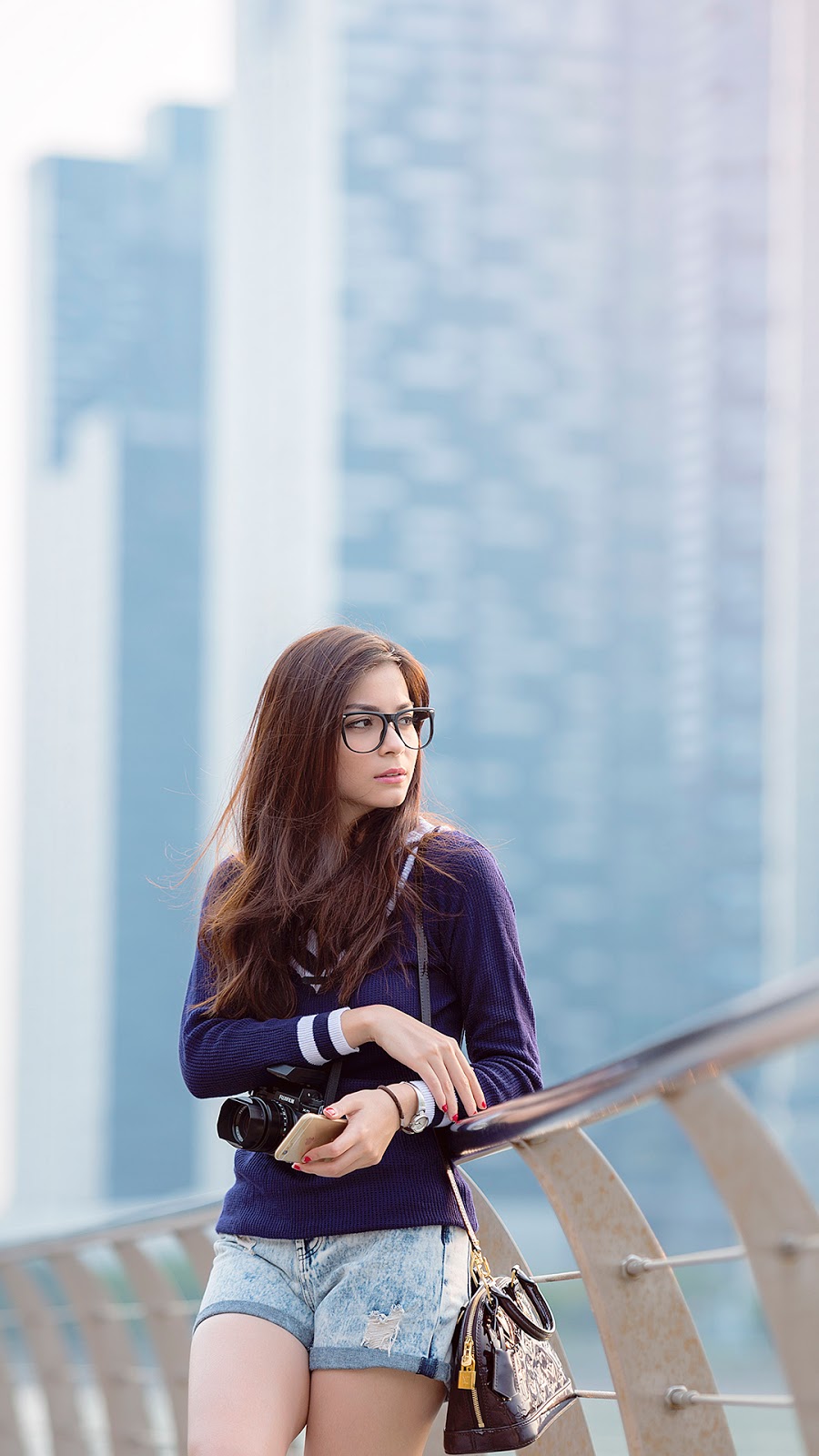 Wallpaper HD Presenter Seksi Sandra Olga cewek manis pakai kacamata indah