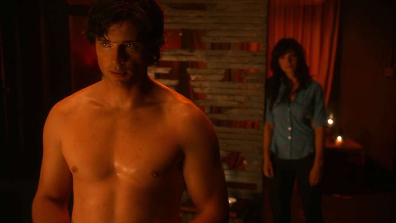 Tom Welling shirtless in Smallville 9-09 "Pandora" .
