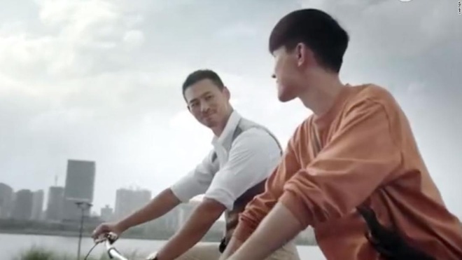 Quảng cáo TQ bị chỉ trích vì gọi đôi đồng giới là 'cha và con' Quảng cáo TQ bị chỉ trích vì gọi đôi đồng giới là 'cha và con'