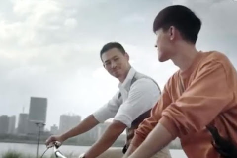 Quảng cáo TQ bị chỉ trích vì gọi đôi đồng giới là 'cha và con'