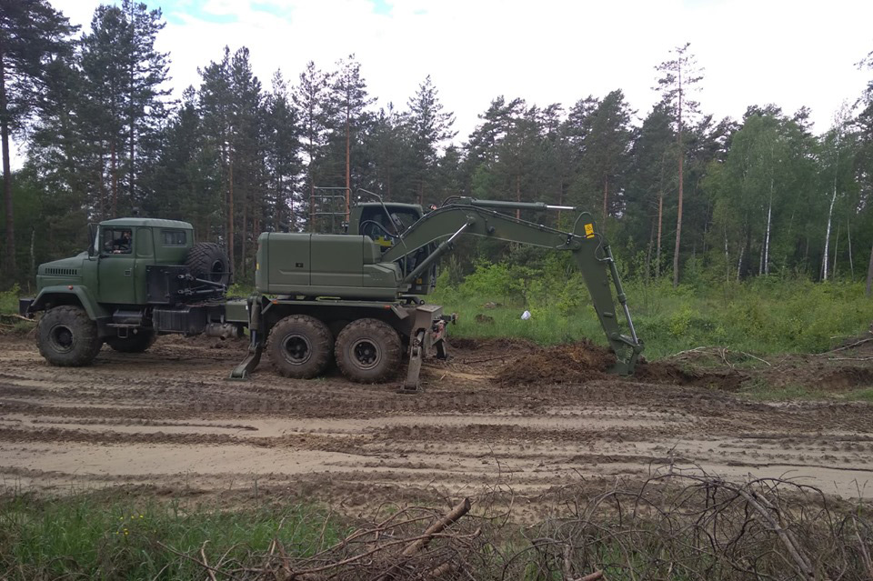 На озброєння ЗСУ прийняті автокран та екскаватор на базі КрАЗу