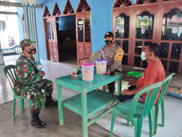 Tak Bosan Babinsa Tanggan Ingatkan Warga Patuhi Prokes