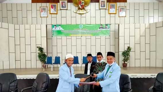 Zul Apendi saat menerima SK Ketua DPD BKPRMI Kabupaten Solok Selatan