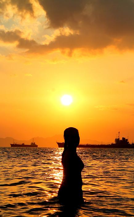 Girl Travel Factor: Batangas Beach Silhouette