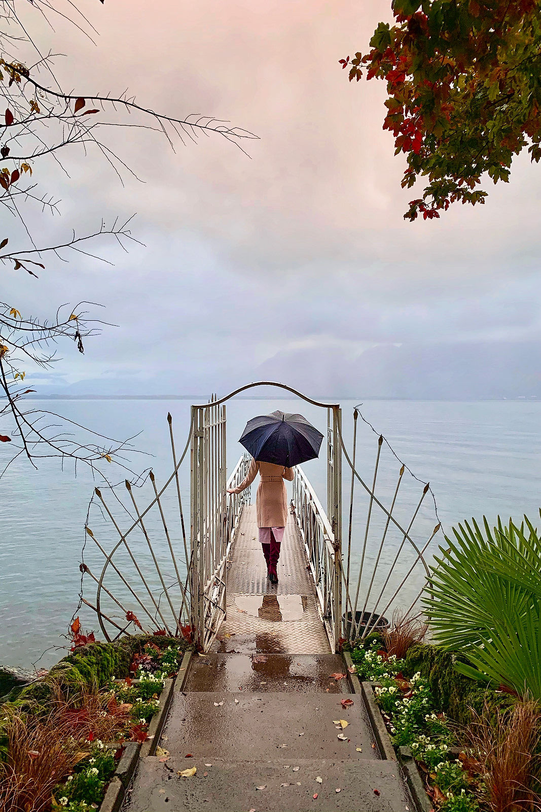 Spaziergang mit Regenschirm am Ufer des Genfersee