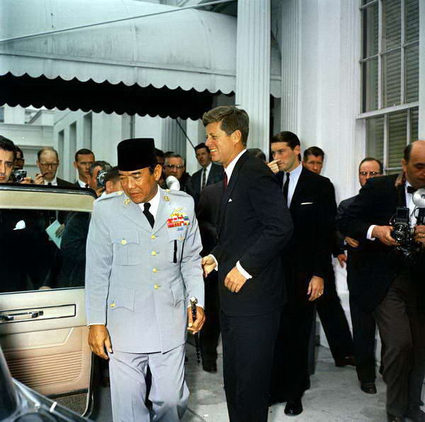 Soekarno (and his peci) with John F. Kennedy