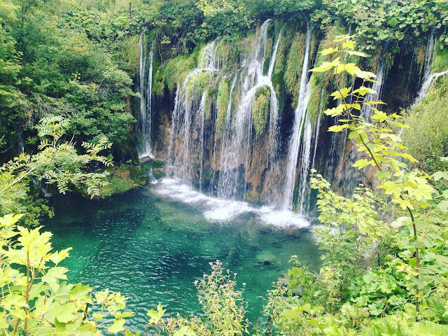 نقره لتكبير أو تصغير الصورة ونقرتين لعرض الصورة في صفحة مستقلة بحجمها الطبيعي