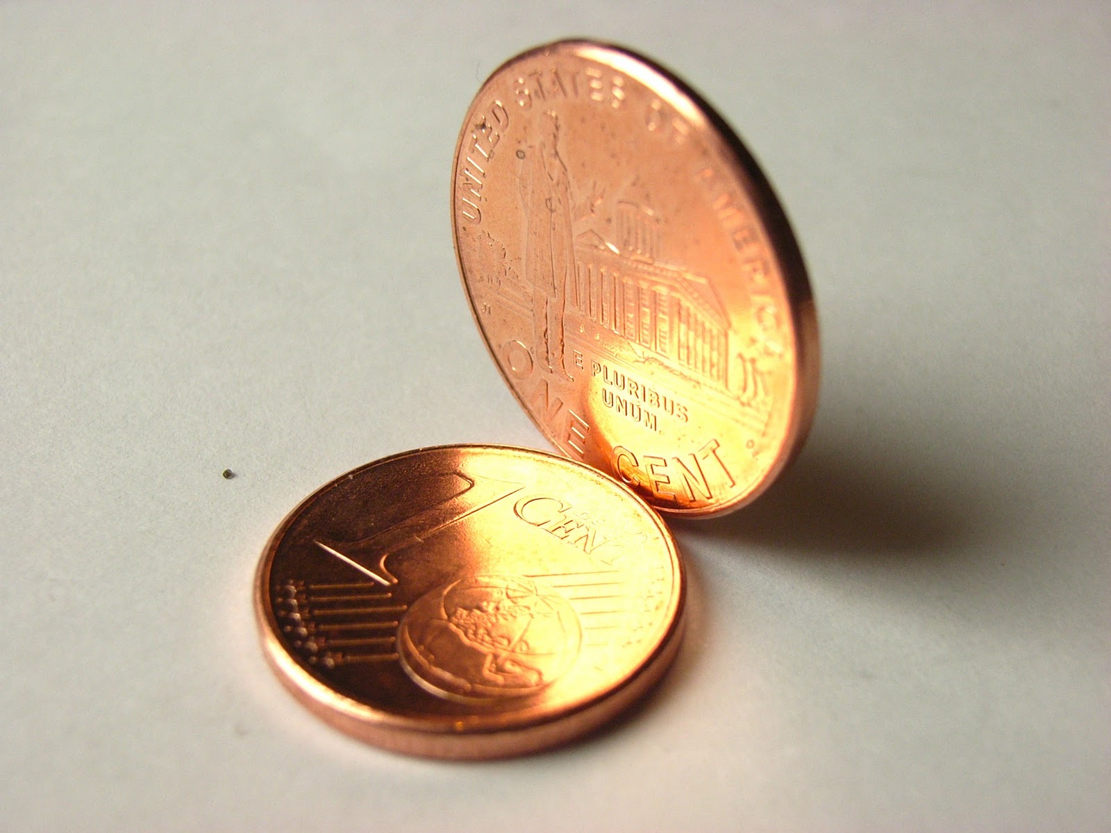 Aus Was Besteht Cent Münze Bilder-Bibliothek: Münzen im Vergleich: 1 Euro Cent - 1 Dollar Cent