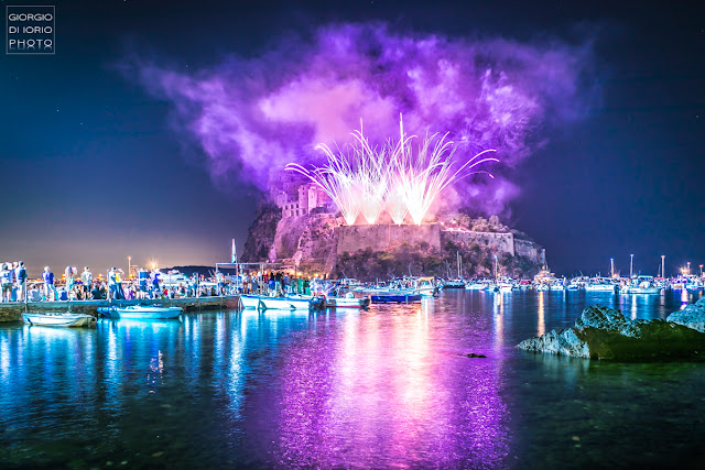 Antiche tradizioni dell' Isola d' Ischia, Festa a mare agli scogli di Sant' Anna 2019, Festa di Sant'Anna 2019, foto Ischia, fotografare i fuochi d'artificio, Incendio del Castello Aragonese Ischia, 