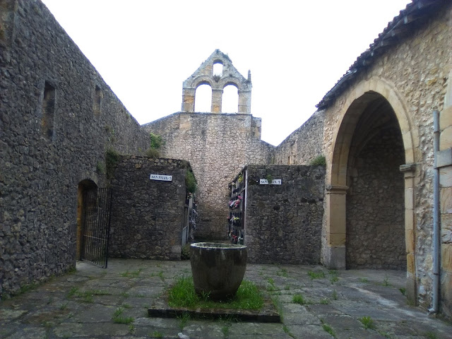 Interior del Cementerio de Cobreces. Cantabria