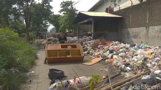 Miris! Sampah Menumpuk dan Tak Ditangani di Karawang Miris! Sampah Menumpuk dan Tak Ditangani di Karawang