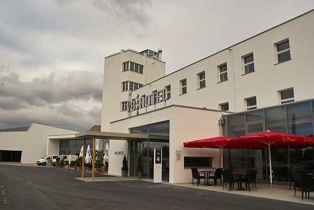 Di Hotel Ini, Mercedez-Benz Klasik Mewah Dijadikan Ranjang