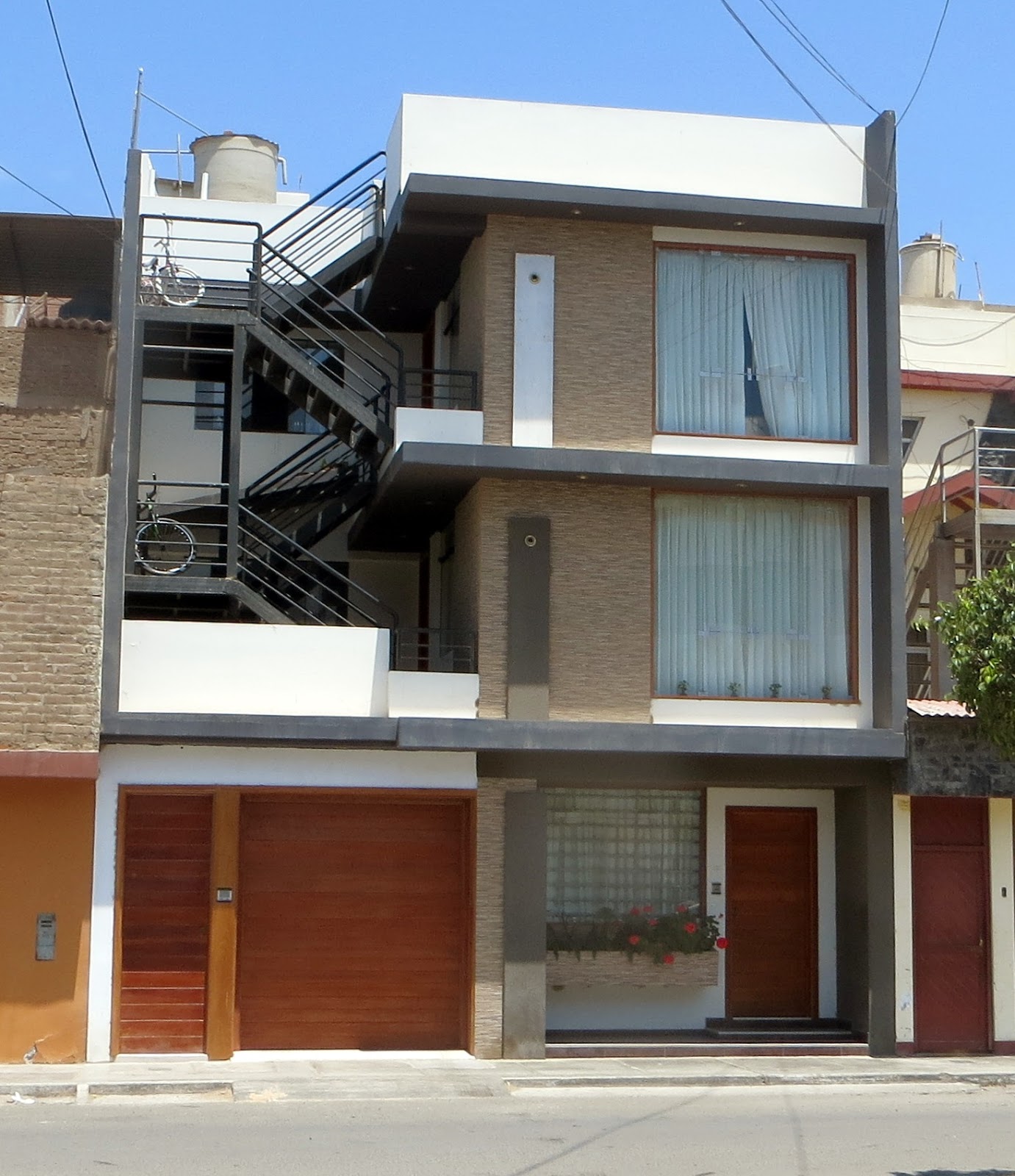 Fachadas de Casas: Fotografía de una fachada de casa