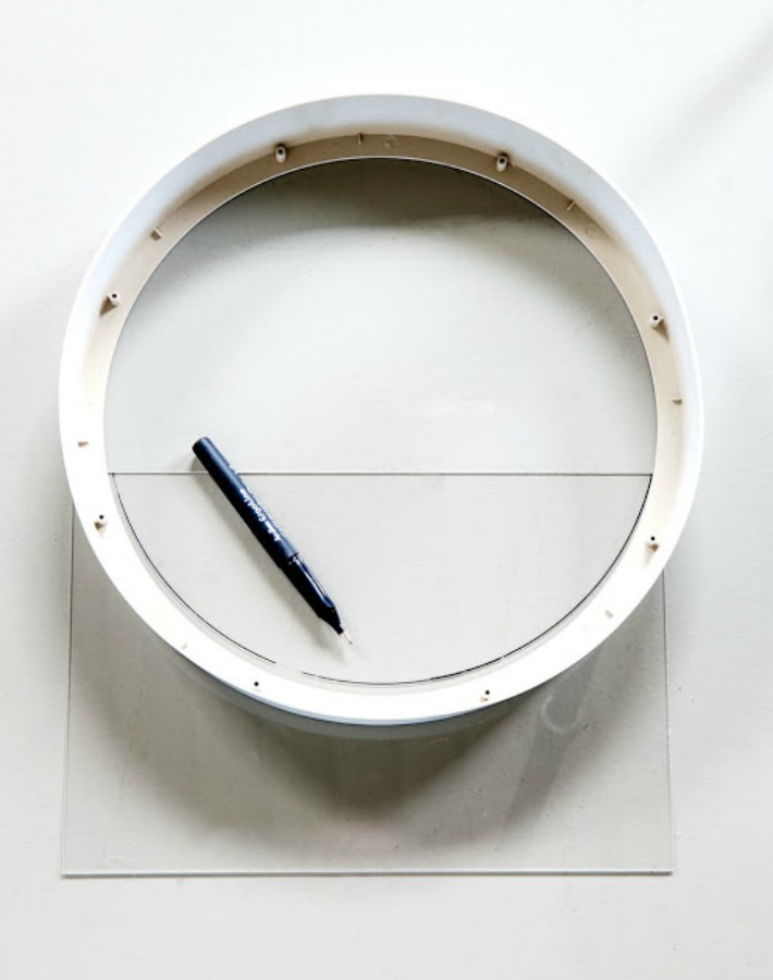 Un terrario de pared realizado con un reloj