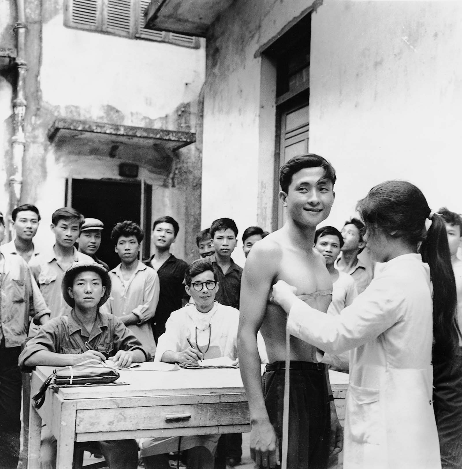 vietnam war images from vietnamese photographers