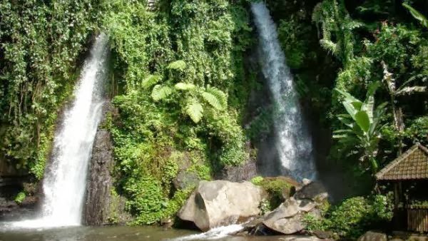 MENIKMATI KEINDAHAN AIR TERJUN TIRTO KEMANTEN DI LERENG GUNUNG RAUNG