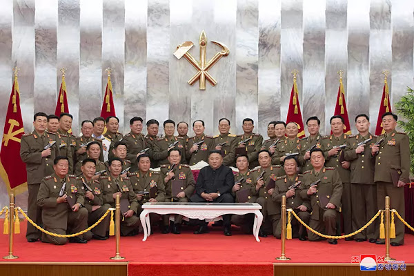 Kim Jong Un confers Paektusan commemorative pistols