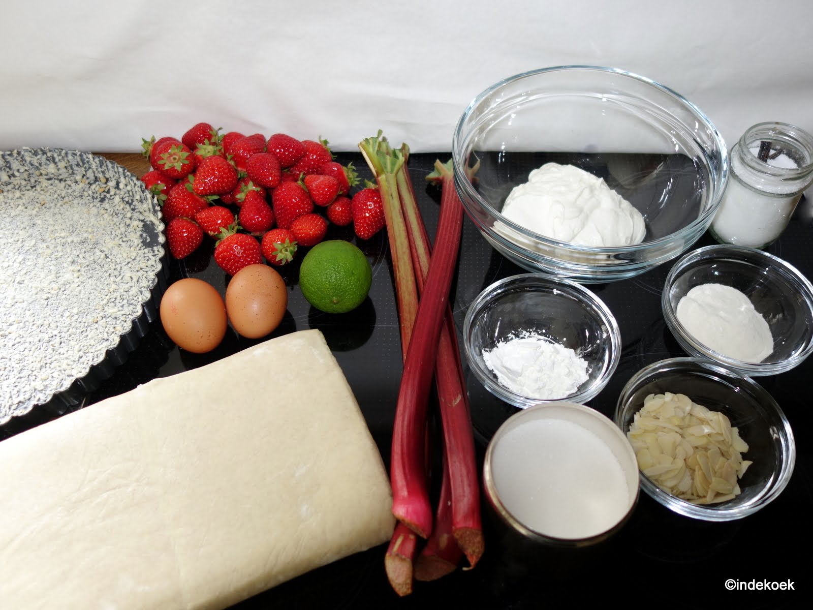 In de Kök: Erdbeer-Rhabarber-Tarte