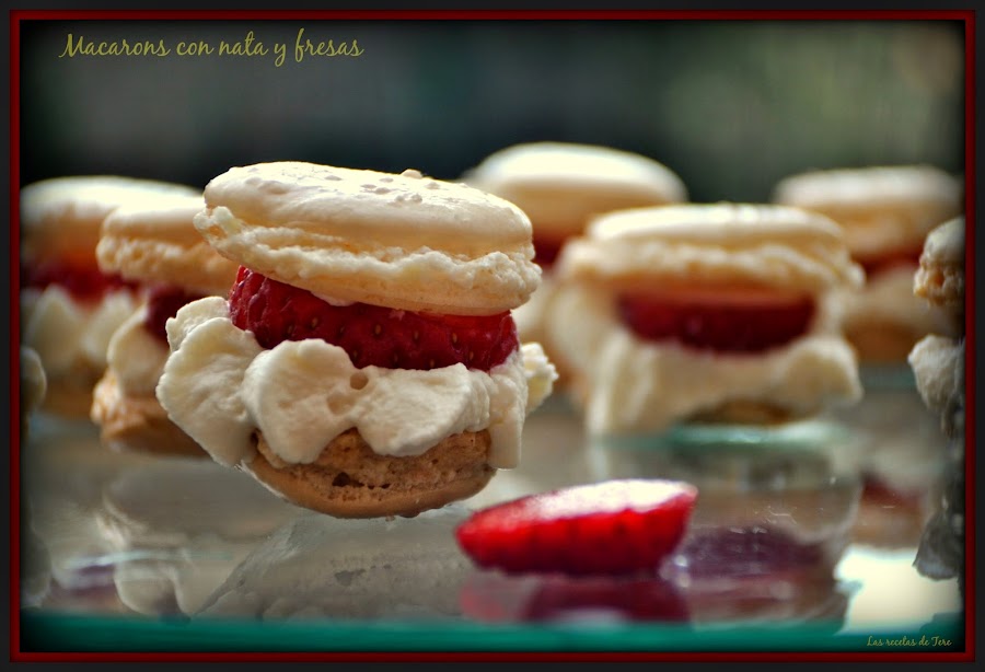 macarons con nata (crema de leche) y fresas 01