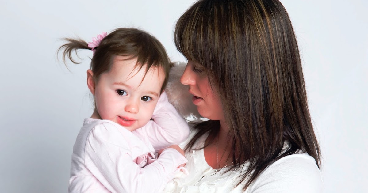 непослушный ребенок. фотосессия на кухне с малышом. молодая мама. почему мама в 16. кухня для детей.