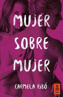 Portada de la novela Mujer sobre Mujer, de Carmela Ribó, con un color fucsia salvo las letras blancas del título y donde se aprecian dos mujeres.